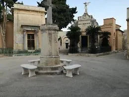 Orrore al cimitero di Marsala, trovati resti umani tra i rifiuti 
