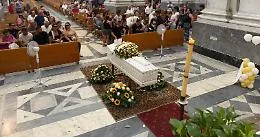Riposto in lutto per l'ultimo saluto a Noemi la cui morte resta ancora un mistero