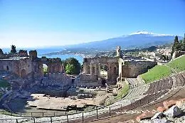 Taormina strapiena di turisti anche a settembre