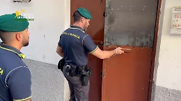 Palermo, il video del maxi-sequestro di 11,5 milioni di articoli da fumo illegali