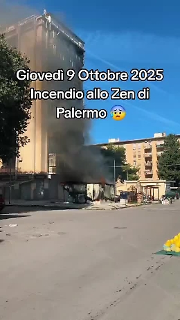 Fiamme nello Zen di Palermo: baracca dello street food in via Luigi Einaudi in fiamme