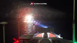 In 64 su un barcone in balia delle onde sullo strapiombo di Lampione: tutti salvati dalla Guardia costiera 