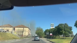 Rogo al Pigno, fumo nero avvolge il quartiere: centinaia di residenti costretti a restare in casa, pompieri sul posto
