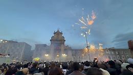 Sant'Agata, l'arrivo della processione in piazza Carlo Alberto accolta dalla &ldquo;muschittiria&rdquo; e da un lungo applauso: il video 