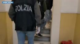 Marijuana coltivata indoor e laboratorio per documenti falsi, il doppio business di un 49enne di Catania