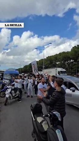 Paolo Taormina, il corteo dopo i funerali si ferma nel carcere dove è rinchiuso Maranzano: "Indegno, indegno" (Video)