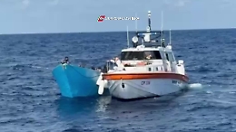 Il salvataggio di 91 migranti nel mare di Lampedusa: il video della Guardia Costiera