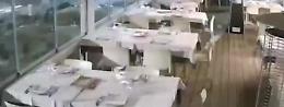 Catania, le onde entrano nel ristorante a San Giovanni li Cuti e travolgono sedie e tavolini 