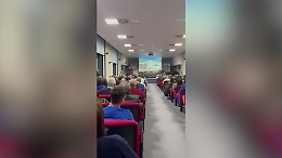 Urla, grida e proteste (e lancio di uno striscione) nell'ospedale di Padre Pio: &laquo;Dimettetevi buffoni&raquo;