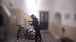 Ruba una bicicletta scardinando la ringhiera del condominio: denunciato 27enne a Catania