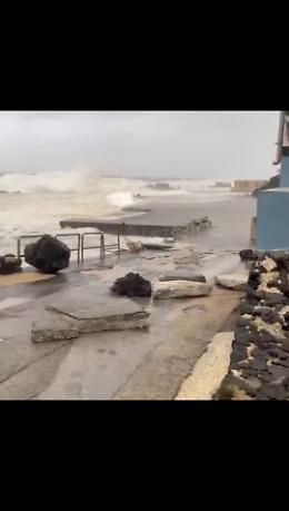 A Linosa come nel Golfo del Messico: il ciclone Harry sferza la costa e travolge le barche