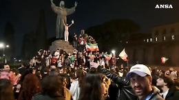 Centinaia di giovani iraniani celebrano la fine di Khamenei a Roma