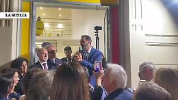 Messina, il sindaco rieletto Federico Basile parla ai suoi elettori e stappa una bottiglia per festeggiare