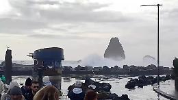 Aci Trezza, il chioschetto del porto sfasciato dal ciclone Harry: il video