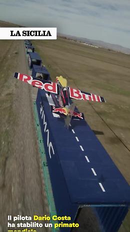 Volo acrobatico: primato mondiale dell'atleta Red Bull Dario Costa 