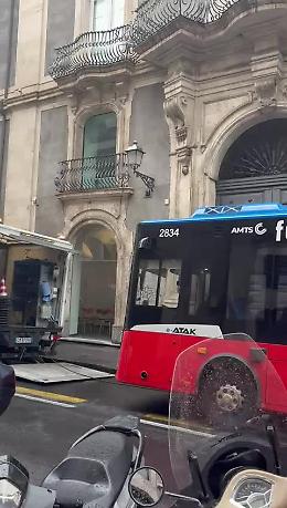 Bus in panne in via Vittorio Emanuele: arriva un gigantesco carro attrezzi e la vettura sostitutiva, caos in centro