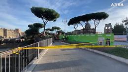 Roma, crolla un altro albero ai Fori Imperiali: tre feriti lievi
