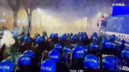 Scontri a Torino dopo il corteo Askatasuna: barricate, razzi artigianali e un blindato avvolto dalle fiamme