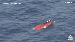 Migranti, il video del difficile salvataggio sulla barca capovolta: 32 superstiti e 80 dispersi