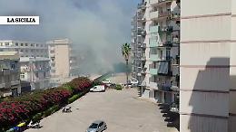 Siracusa, fumo e fiamme tra i palazzi: il video dell'incendio in via Antonello da Messina