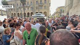 A Riposto l'ultimo saluto a Lino Guarrera: lo struggente addio della figlia che canta &ldquo;Cu'mme&rdquo; sul sagrato