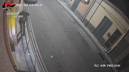 Prestava "aiuto" ad un'anziana per rubarle la pensione: l'ufficio postale allerta i carabinieri e scatta una denuncia