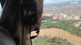 Il volo in elicottero di Giorgia Meloni su Niscemi: le immagini