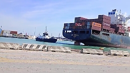 Nave di Israele attracca a Livorno, i camalli: «Non scaricheremo quei container»