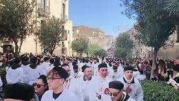 Sant'Agata, le immagini della salita di San Giuliano: "l'invasione" dei sacchi bianchi