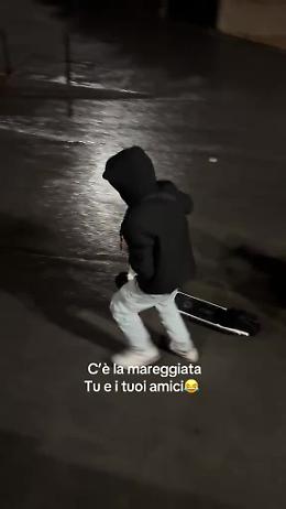 C'&egrave; l'allerta meteo ma se ne infischiano, un ragazzino lancia un monopattino nel porticciolo di San Giovanni li Cuti: "C'&egrave; qualcunoooo?"
