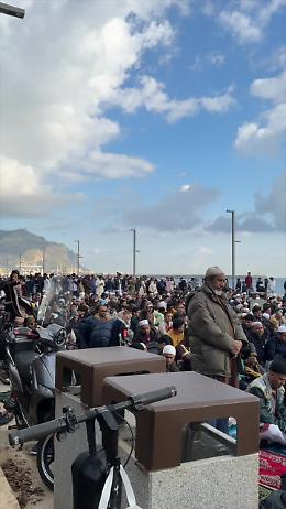 La festa di fine ramadan al Foro Italico, in migliaia al Foro Italico e poi tutti a tavola