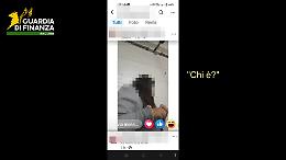 &laquo;Aprite, &egrave; la Guardia di finanza&raquo;. I militari interrompono la vendita (in diretta social) di prodotti contraffatti