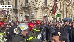 Sant'Agata, l'omaggio di Catania ai vigili del fuoco e gli applausi della citt&agrave; per l'impegno durante il ciclone Harry : video