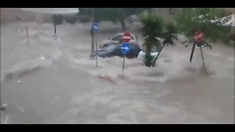 Marianna, il fiume di acqua e lei che scende dall'auto per mettersi in salvo: il video che circola sui social