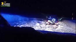 Tormenta sull'Etna, 5 automobilisti intrappolati dalla neve: i finanzieri li salvano a piedi nella bufera (video)
