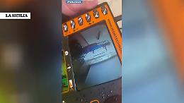 Il drone dei Nocs recupera gli effetti personali nelle case in bilico sulla frana di Niscemi: il video