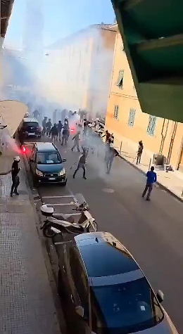 Scontri tra ultras di Pisa e Verona, le immagini diventano virali sui social