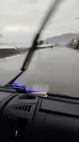 Le immagini impressionanti della mareggiata che travolge l'ambulanza a Santa Teresa Riva
