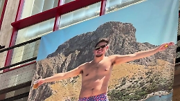 Nella camera ardente di Paolo Taormina tra rabbia e disperazione: "Non esiste addio per uno come te" (Video)