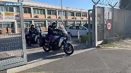 A Catania come in un film due pregiudicati in moto fuggono dalla Polizia per le vie della citt&agrave; ma un elicottero li segue e li fa bloccare