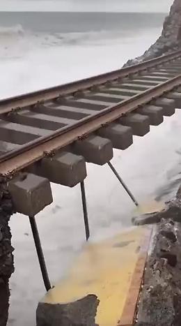 Maltempo, il video della linea ferrata Catania-Messina rimasta sospesa nel nulla: interrotto il traffico ferroviario  