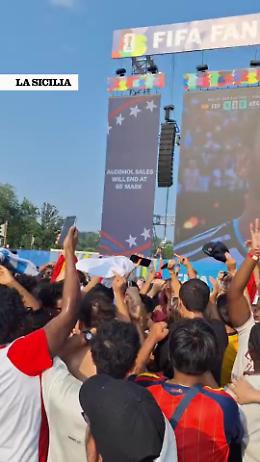  Il delirio dei tifosi spagnoli invade la FIFA Fan Zone di Washington DC dopo il trionfo della Roja