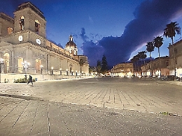 Piazza Duomo continua a brancolare nel... buio tra disagi e insicurezza