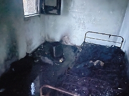 Lascia la sigaretta accesa e il materasso va in fiamme: salvato un “senzatetto”