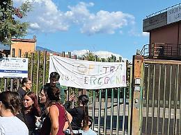Sit-in all'alberghiero di Catania: «Topi a scuola, resteremo fuori in attesa della derattizzazione»