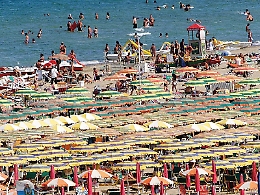 Il paradosso dell’eccesso: quando troppi turisti diventano un problema. «Meno folla e più valore per i territori»