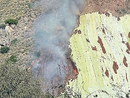 Bruciato telo di protezione del costone:  via Garipoli a senso unico alternato