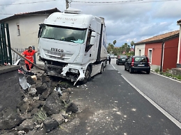 Tir abbatte un muro bloccando l’ingresso di un condominio