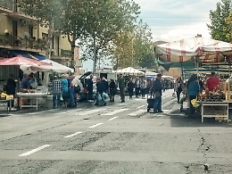 Gli abusivi di piazza Eroi d’Ungheria chiedono di potersi mettere in regola