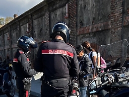 I “furbi” del casco non hanno scampo: «Piaga pericolosa, 100 multe al mese» VIDEO